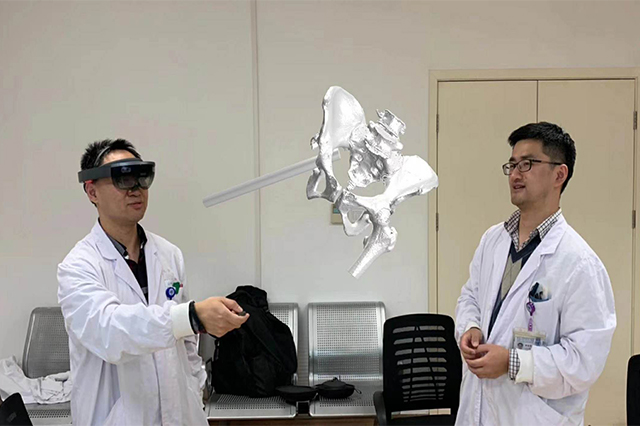 中山医院骨科手术HoloLens混合现实辅助定位